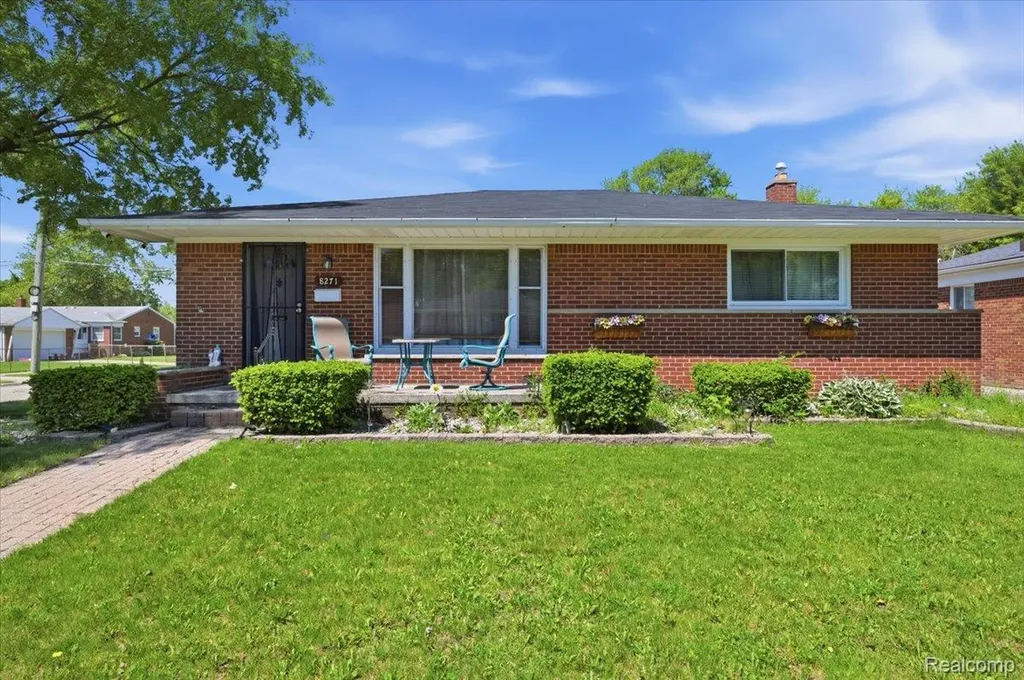 8271 Arnold Street Dearborn Heights City MI 48127