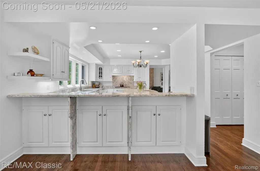 115 W Hickory Grove Road Bloomfield Hills City MI 48304