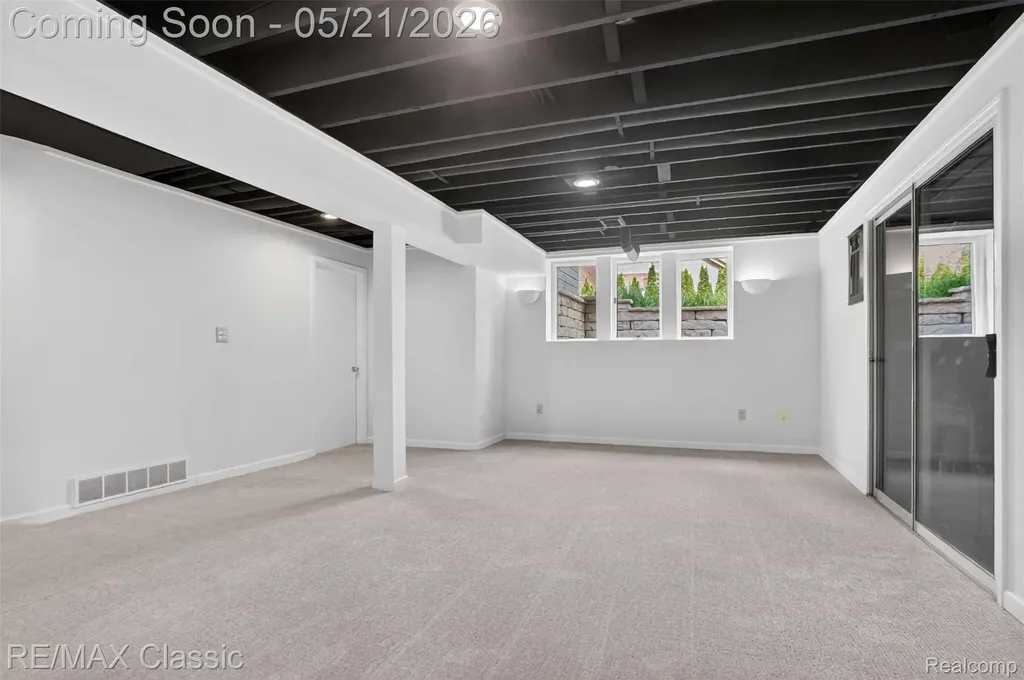 115 W Hickory Grove Road Bloomfield Hills City MI 48304