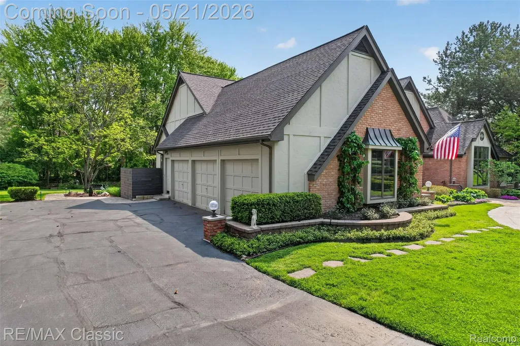 115 W Hickory Grove Road Bloomfield Hills City MI 48304