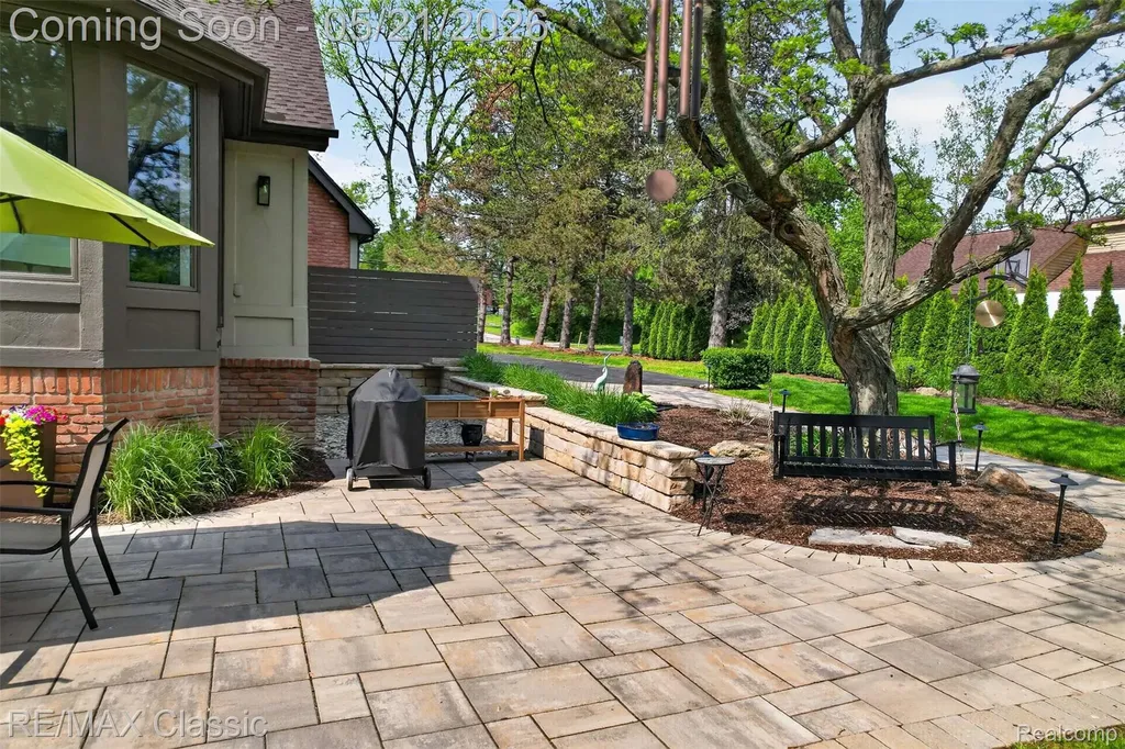 115 W Hickory Grove Road Bloomfield Hills City MI 48304