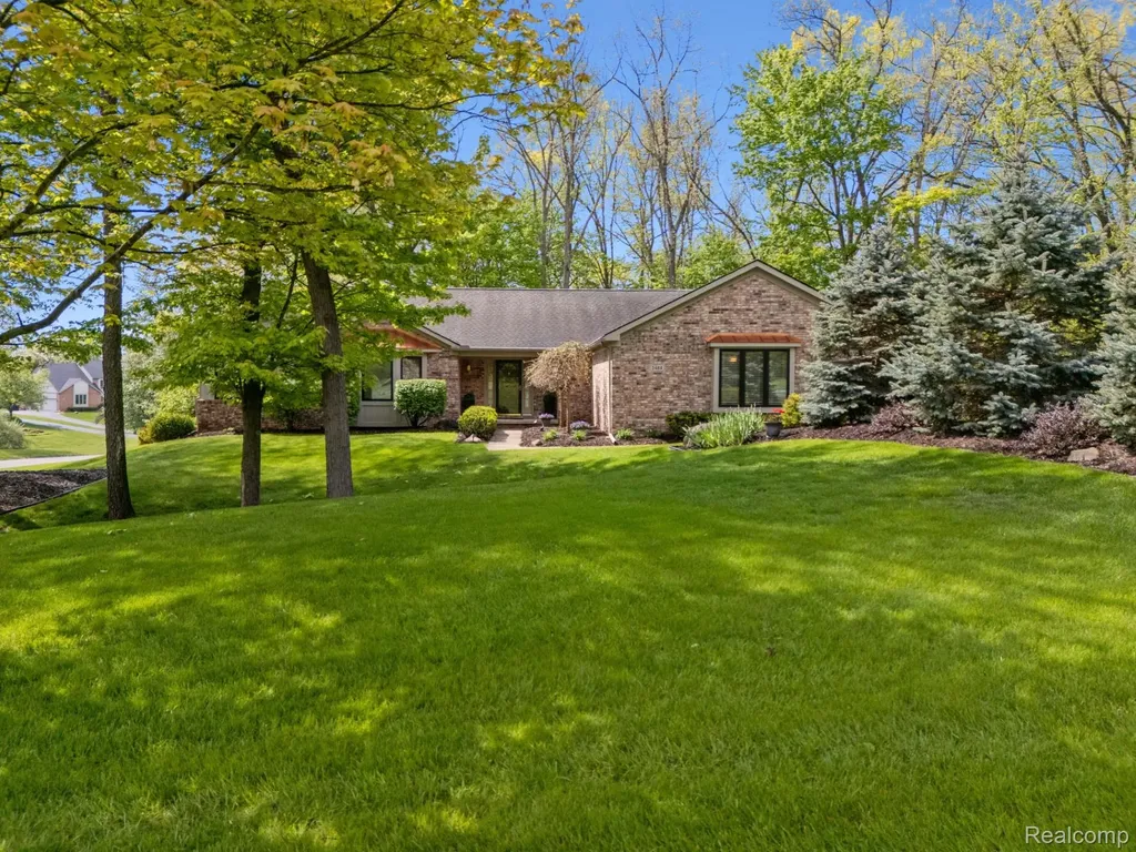 2484 Pine Hollow Trail Street Brighton Township MI 48114