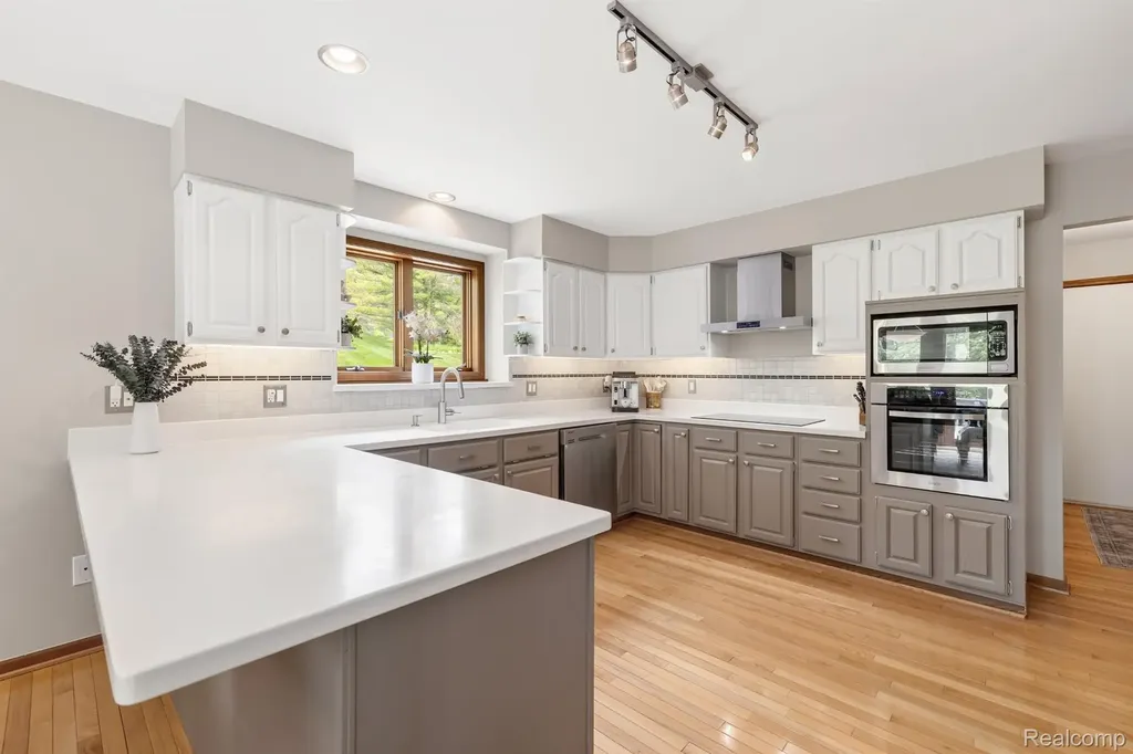 2484 Pine Hollow Trail Brighton Township MI 48114