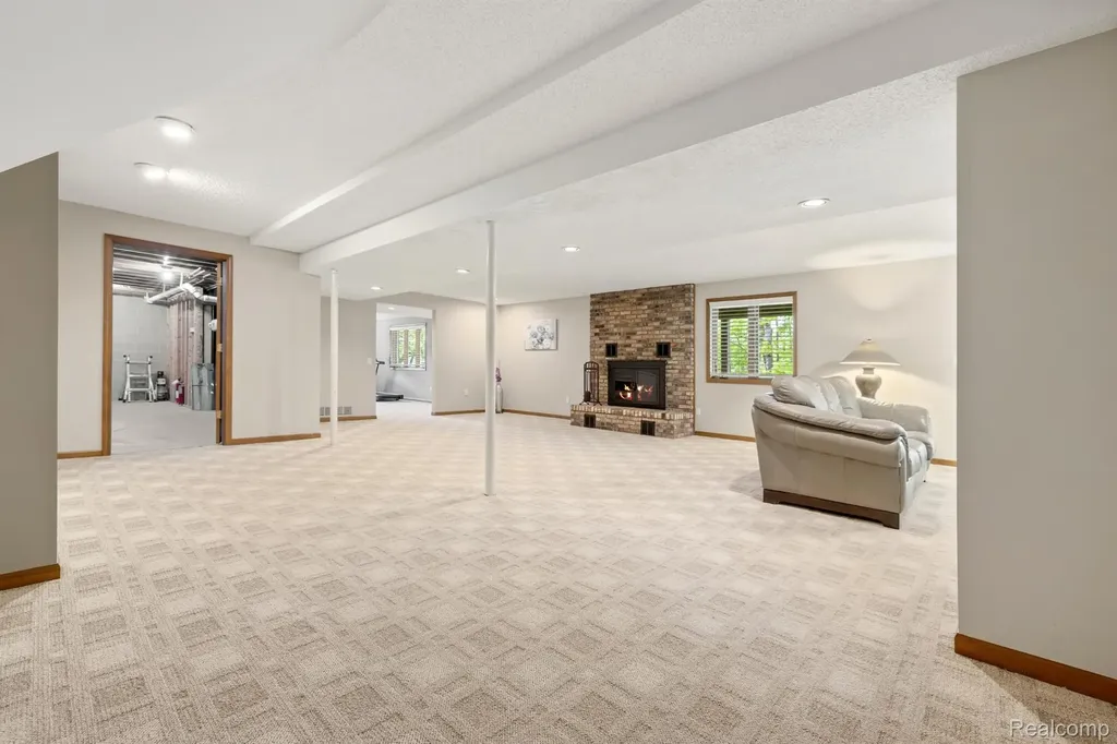 2484 Pine Hollow Trail Street Brighton Township MI 48114