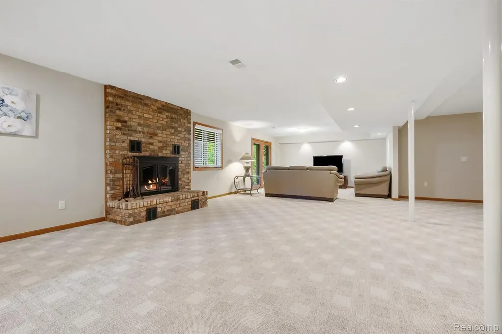 2484 Pine Hollow Trail Brighton Township MI 48114