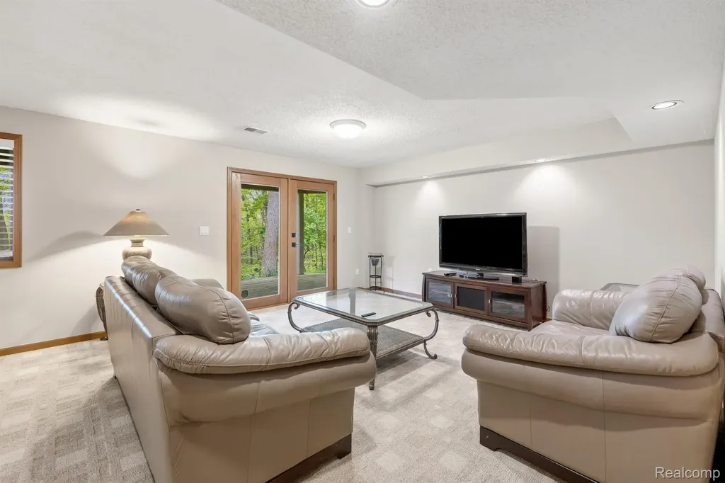 2484 Pine Hollow Trail Street Brighton Township MI 48114
