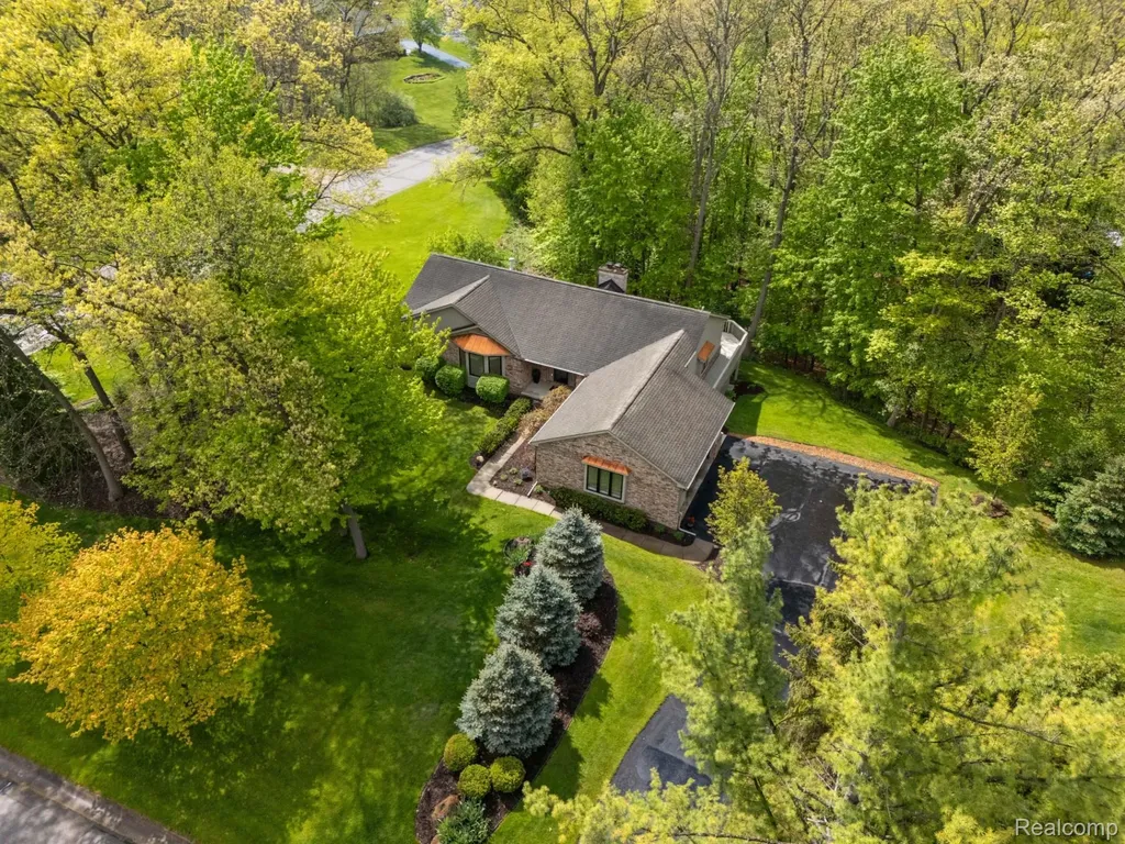 2484 Pine Hollow Trail Brighton Township MI 48114