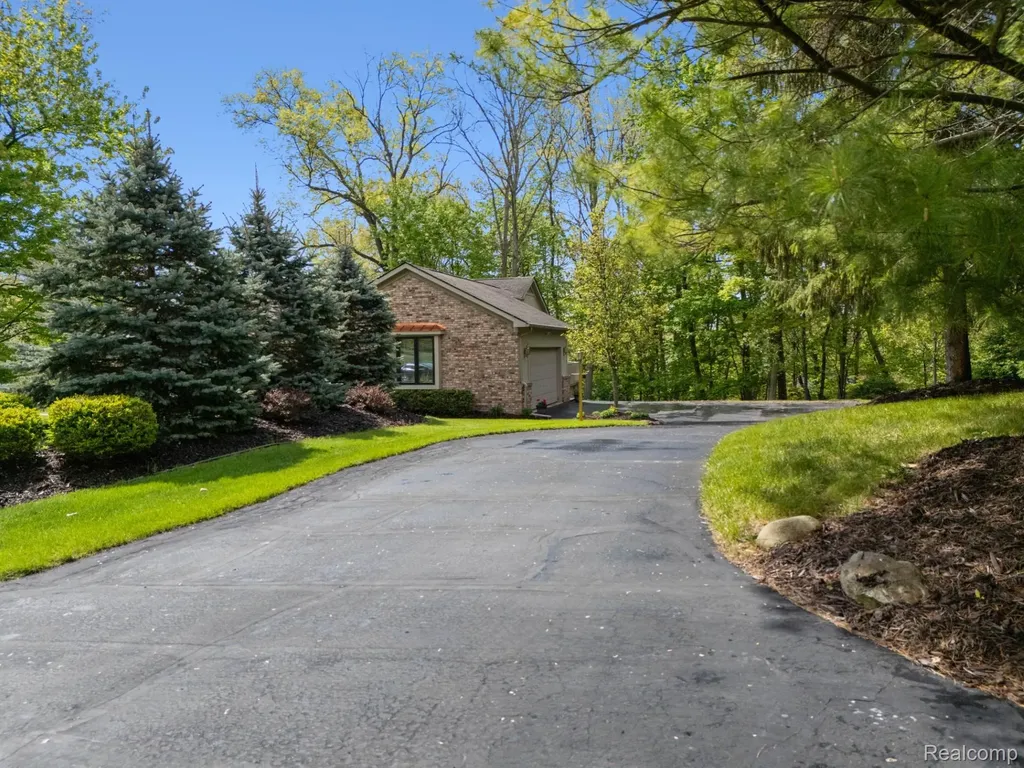 2484 Pine Hollow Trail Brighton Township MI 48114