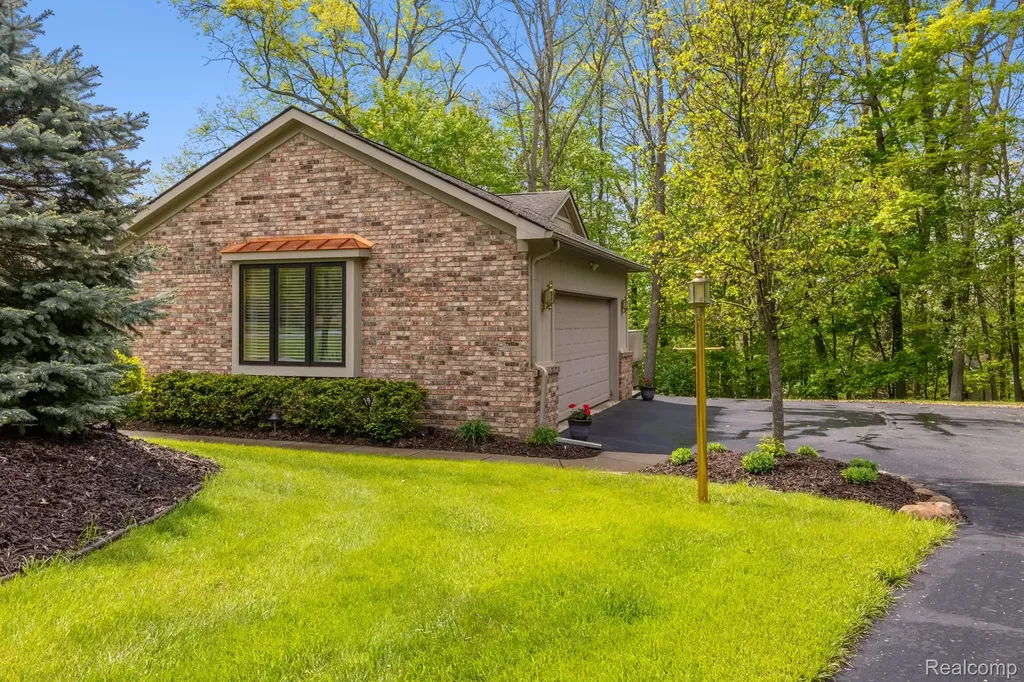 2484 Pine Hollow Trail Street Brighton Township MI 48114