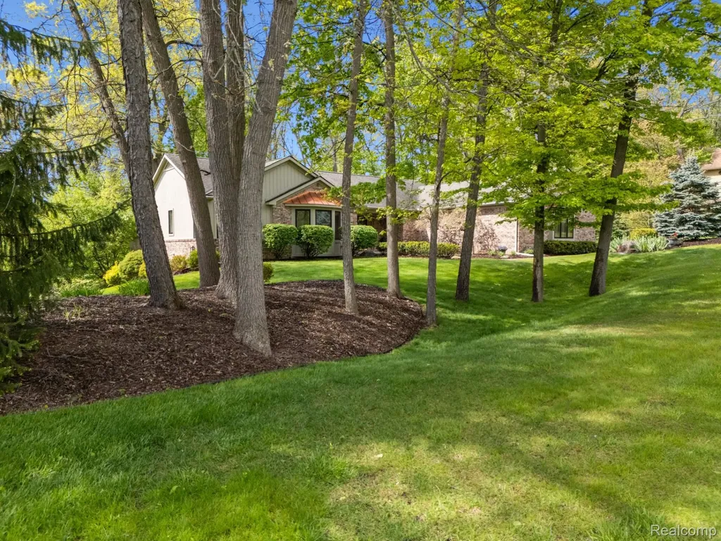 2484 Pine Hollow Trail Brighton Township MI 48114