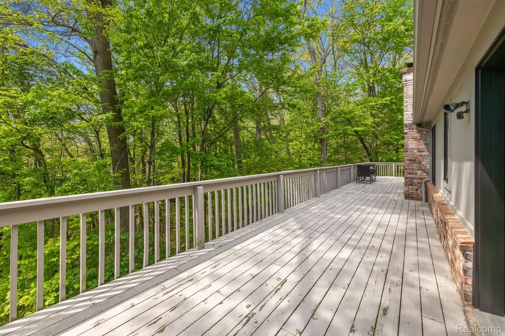 2484 Pine Hollow Trail Street Brighton Township MI 48114