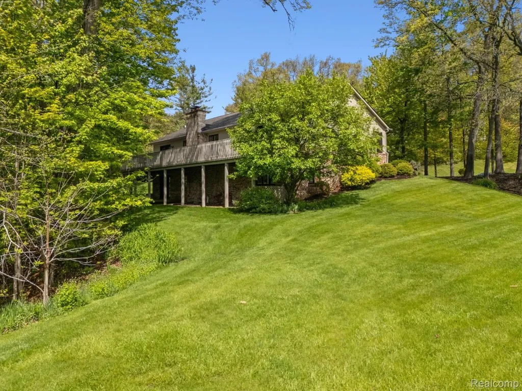 2484 Pine Hollow Trail Street Brighton Township MI 48114
