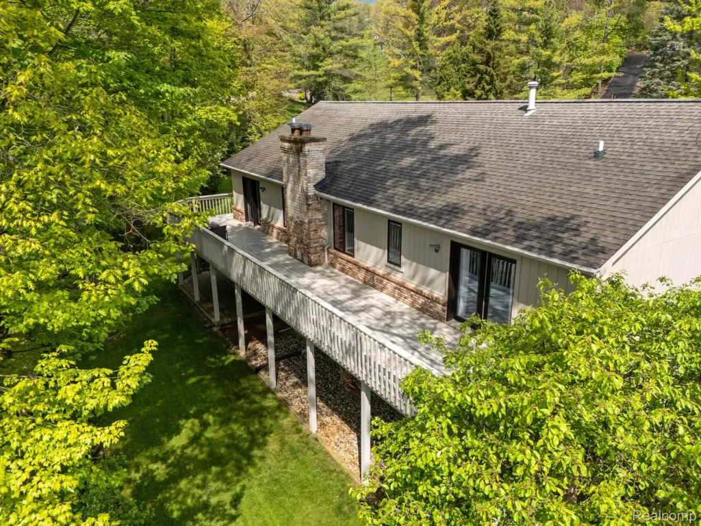2484 Pine Hollow Trail Street Brighton Township MI 48114