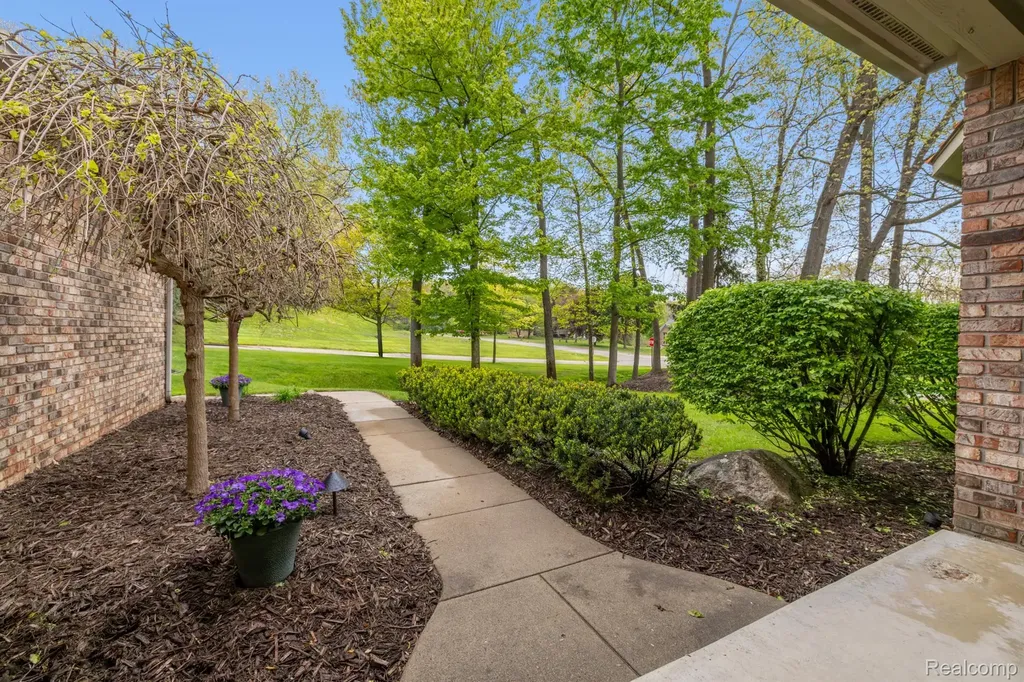 2484 Pine Hollow Trail Street Brighton Township MI 48114