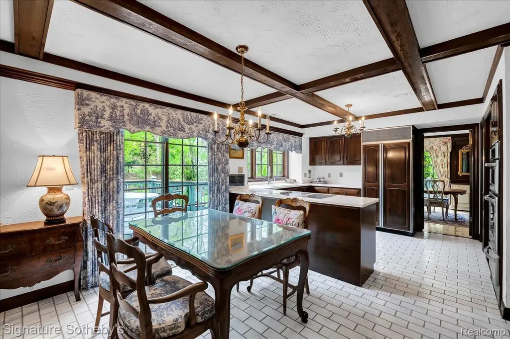 281 Chestnut Circle Bloomfield Charter Township MI 48304