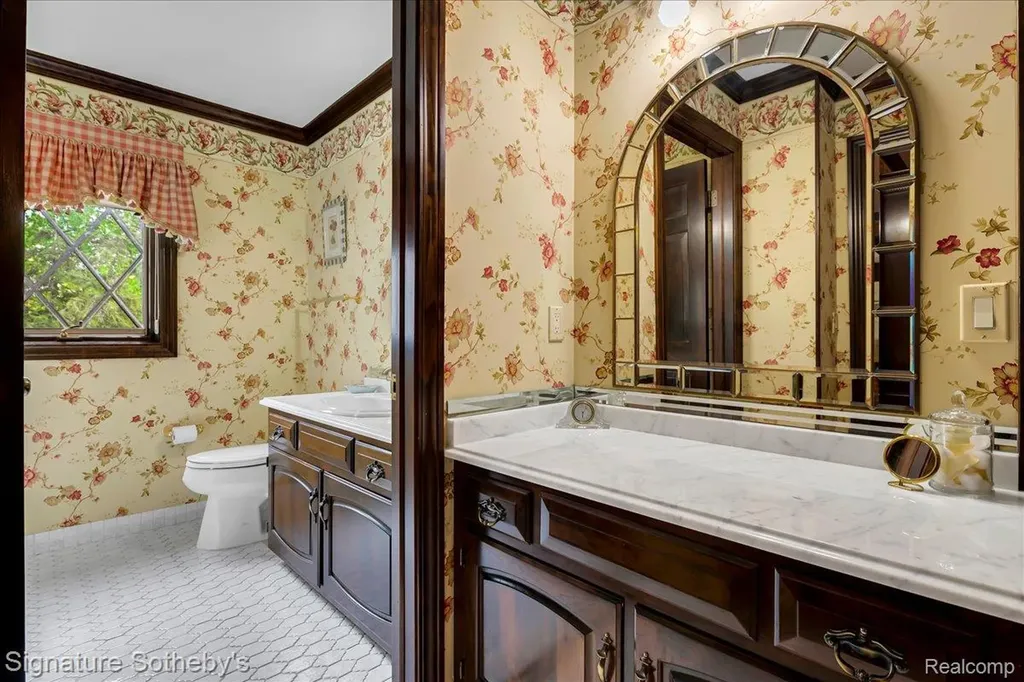 281 Chestnut Circle Bloomfield Charter Township MI 48304