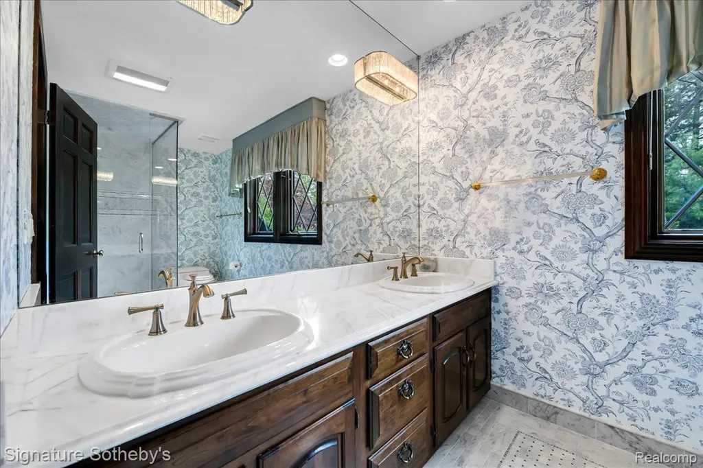 281 Chestnut Circle Bloomfield Charter Township MI 48304