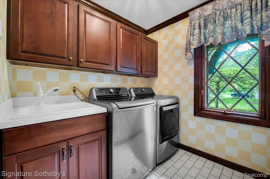 281 Chestnut Circle Bloomfield Charter Township MI 48304