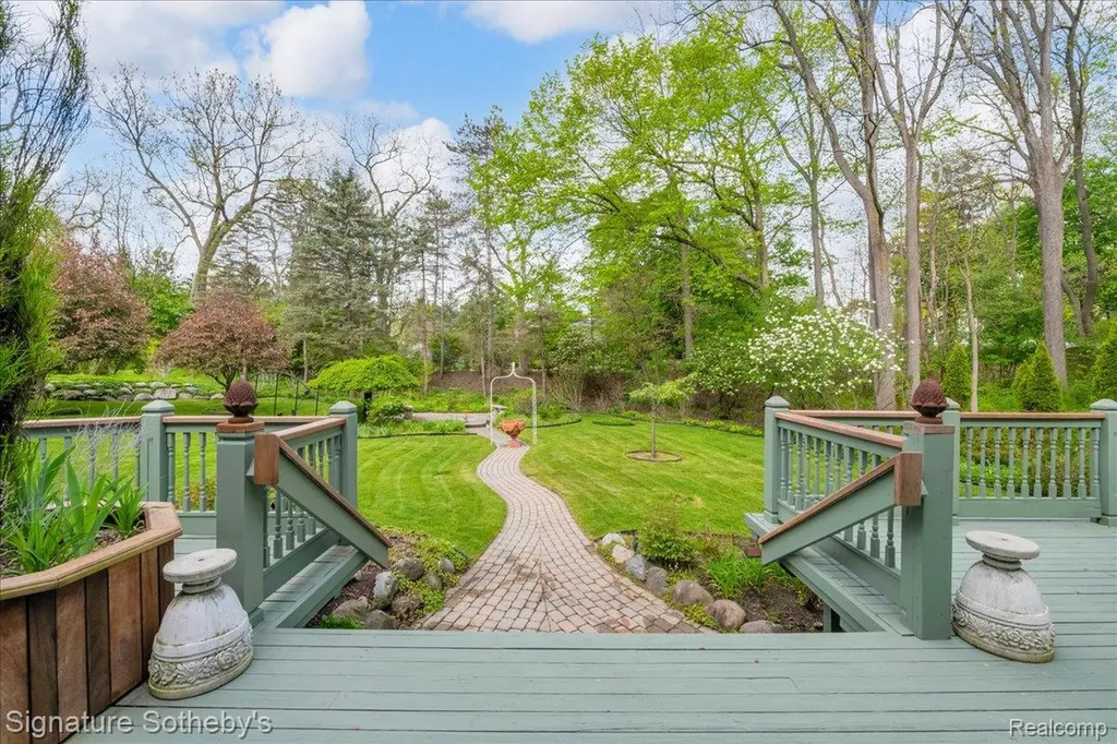 281 Chestnut Circle Bloomfield Charter Township MI 48304