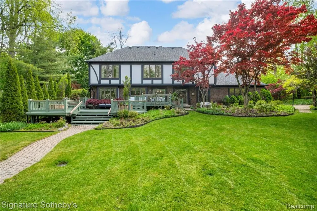 281 Chestnut Circle Bloomfield Charter Township MI 48304