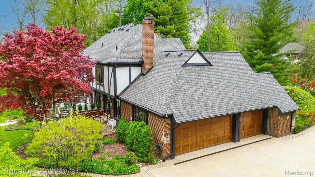 281 Chestnut Circle Bloomfield Charter Township MI 48304