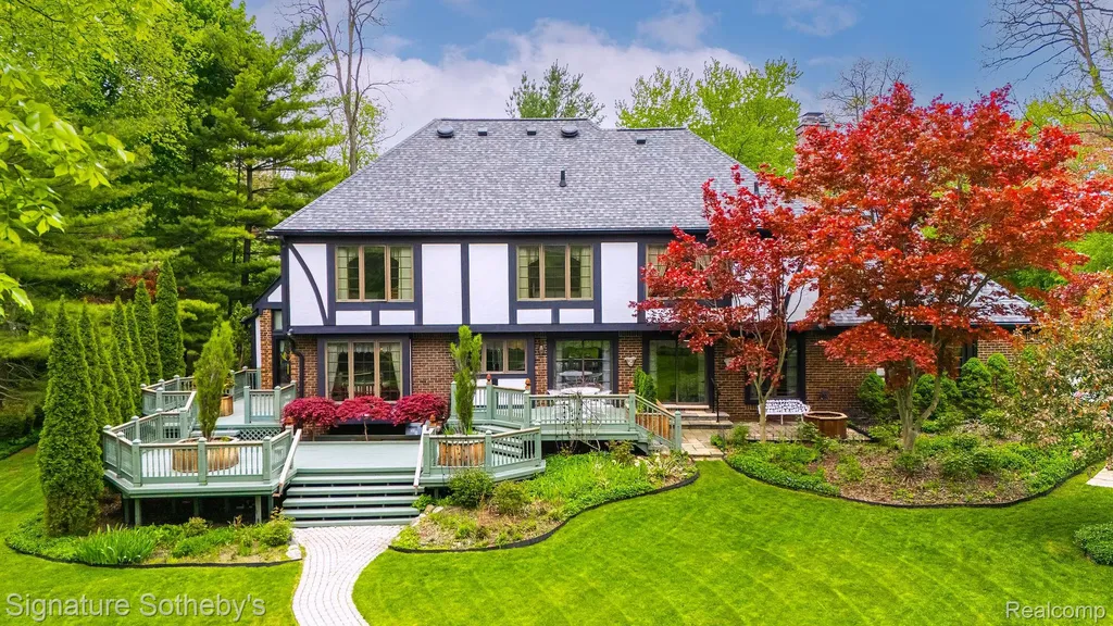 281 Chestnut Circle Bloomfield Charter Township MI 48304