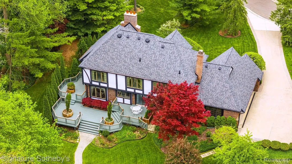 281 Chestnut Circle Bloomfield Charter Township MI 48304