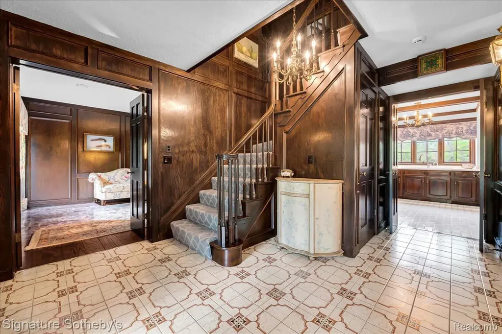281 Chestnut Circle Bloomfield Charter Township MI 48304