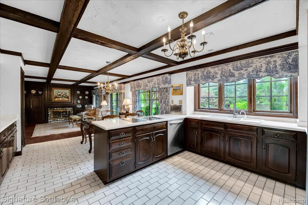 281 Chestnut Circle Bloomfield Charter Township MI 48304