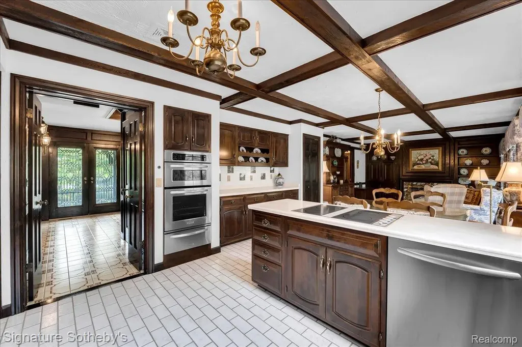 281 Chestnut Circle Bloomfield Charter Township MI 48304