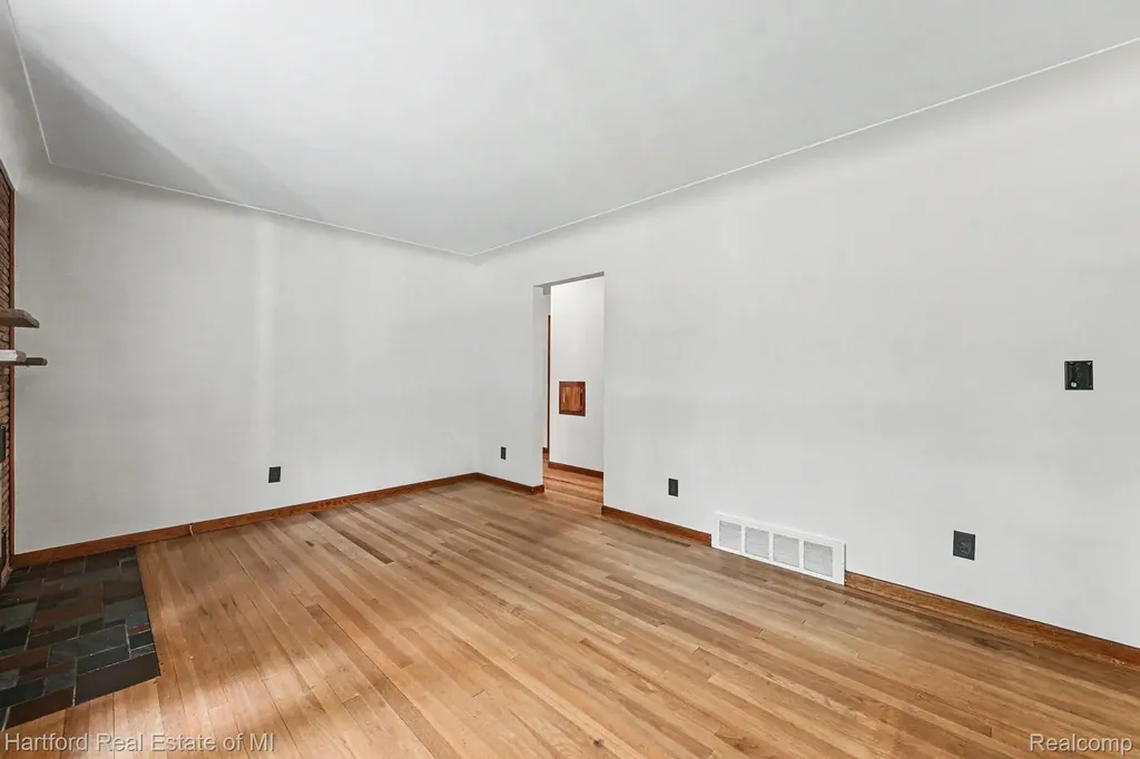 17283 Lathers Street Livonia City MI 48152