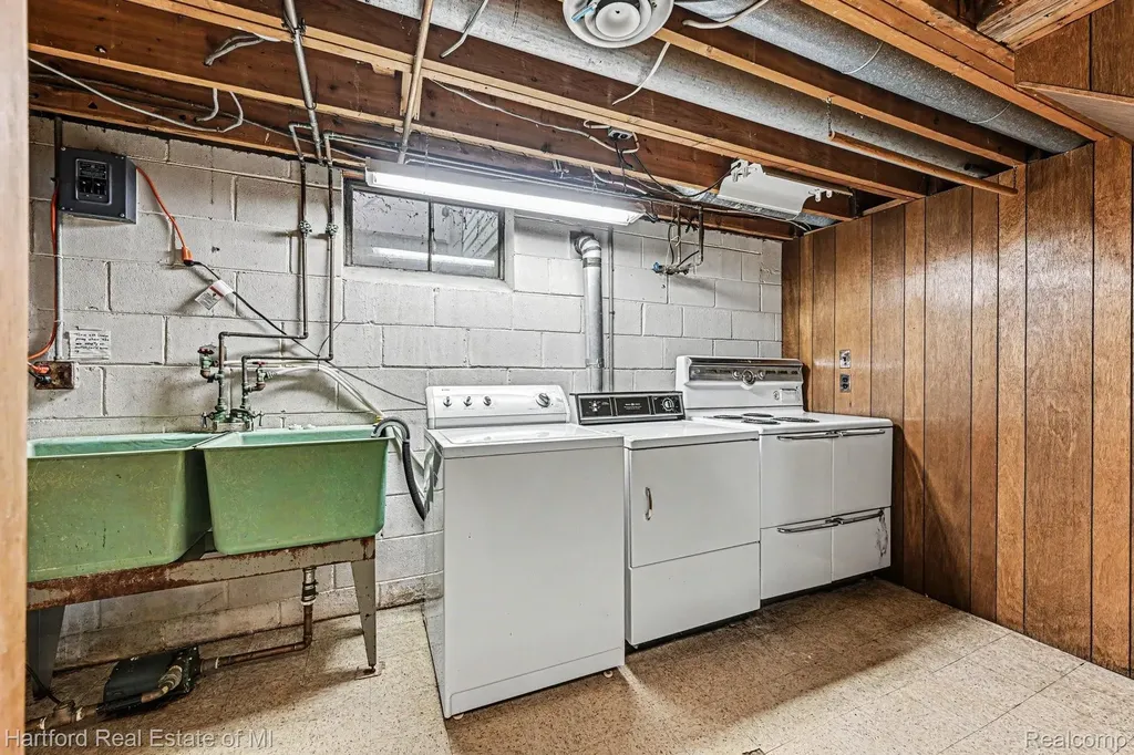 17283 Lathers Street Livonia City MI 48152