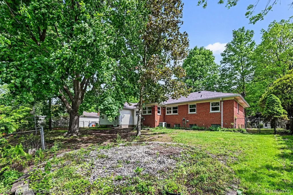 17283 Lathers Street Livonia City MI 48152