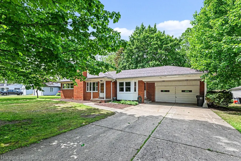 17283 Lathers Street Livonia City MI 48152