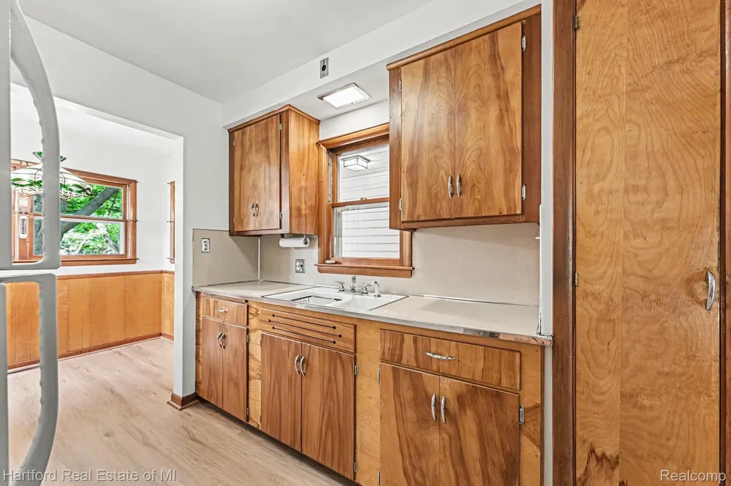 17283 Lathers Street Livonia City MI 48152
