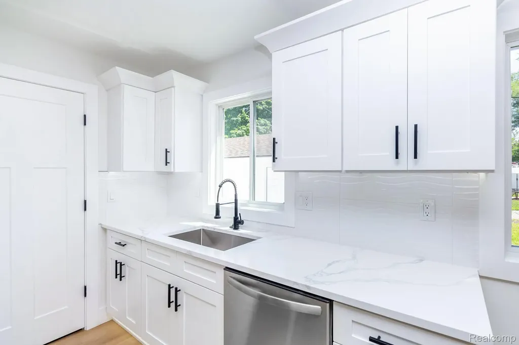 2018 Kenwood Court Royal Oak City MI 48067