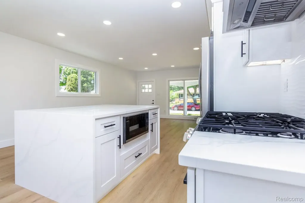 2018 Kenwood Court Royal Oak City MI 48067