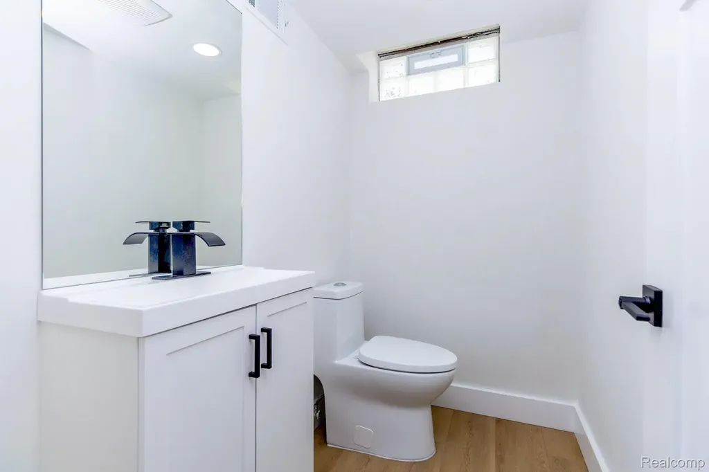 2018 Kenwood Court Royal Oak City MI 48067