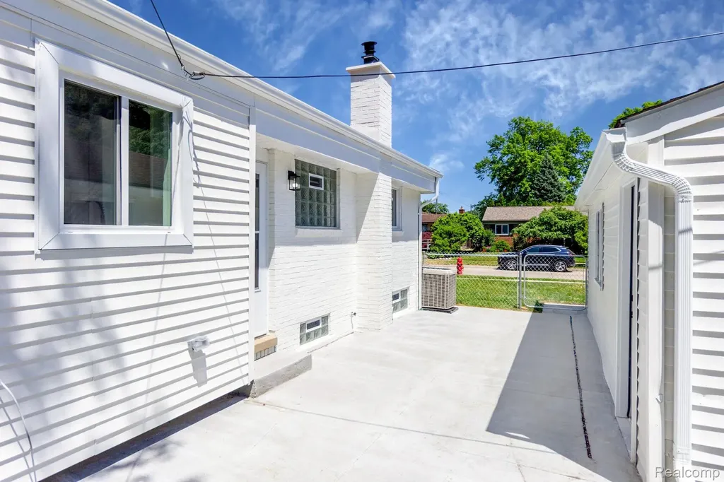 2018 Kenwood Court Royal Oak City MI 48067