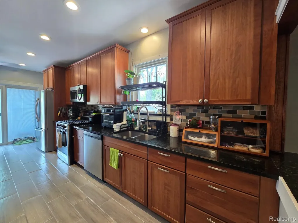 22911 Maple Avenue Farmington City MI 48336