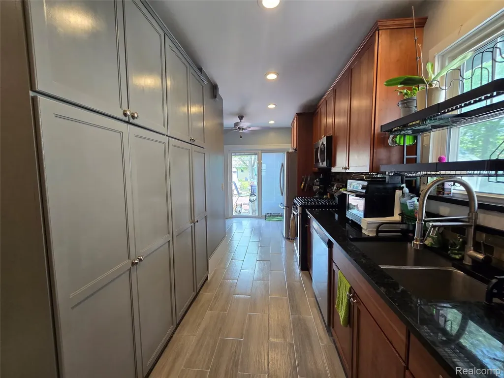22911 Maple Avenue Farmington City MI 48336