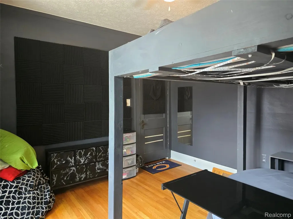 22911 Maple Avenue Farmington City MI 48336