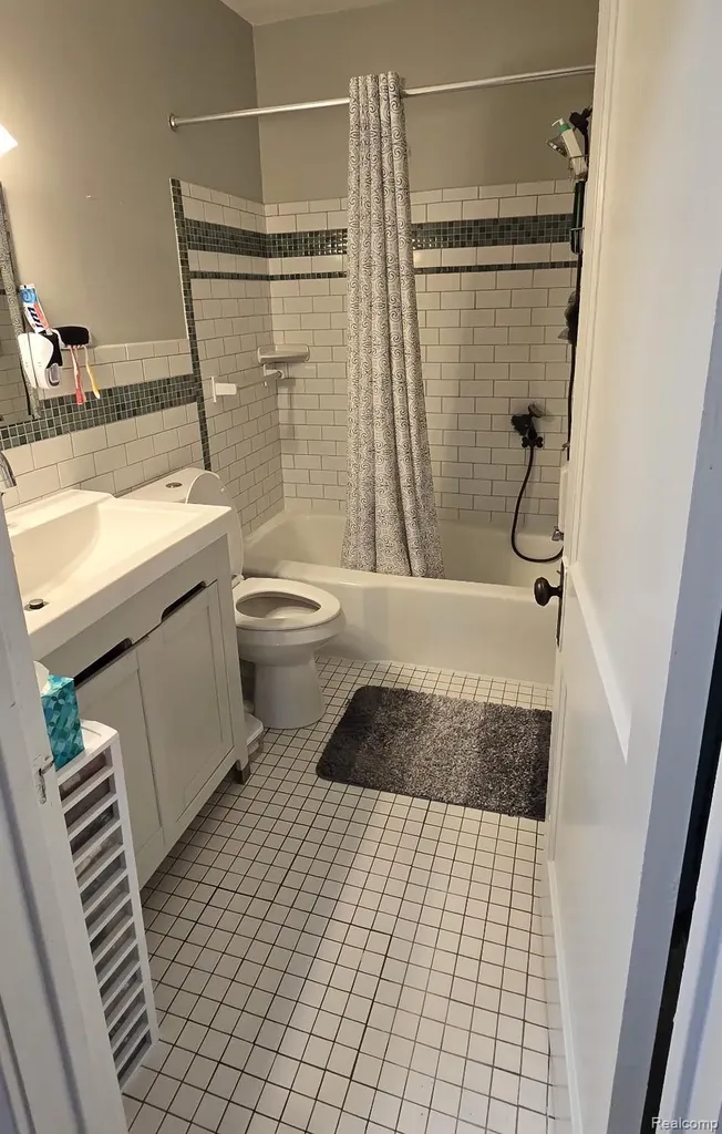 22911 Maple Avenue Farmington City MI 48336