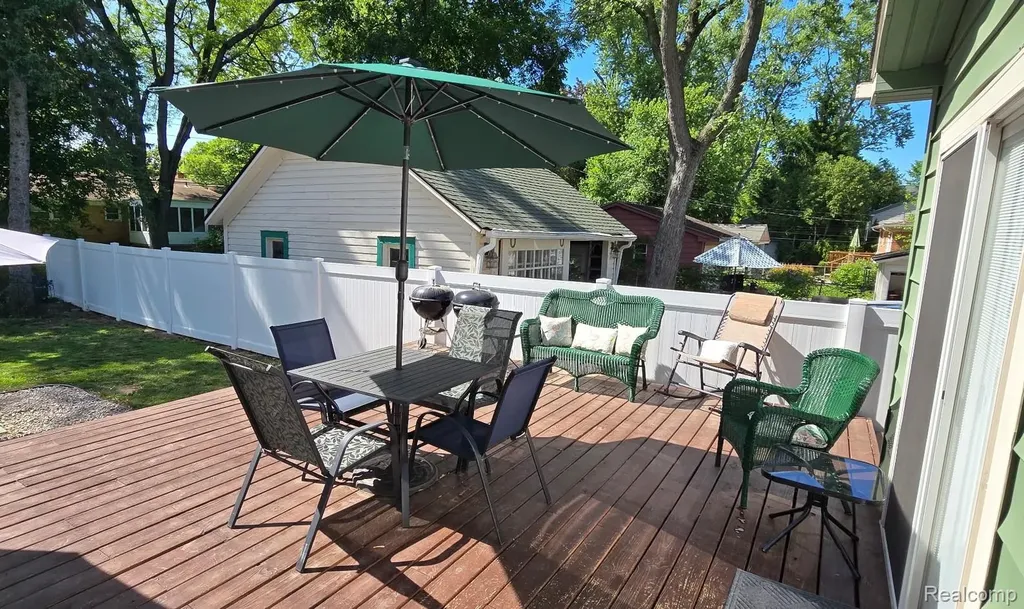 22911 Maple Avenue Farmington City MI 48336
