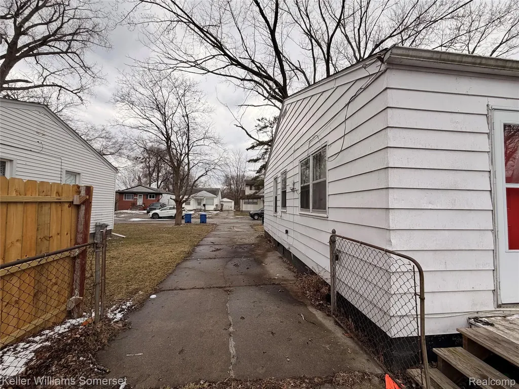 13069 Sarsfield Avenue Warren City MI 48089