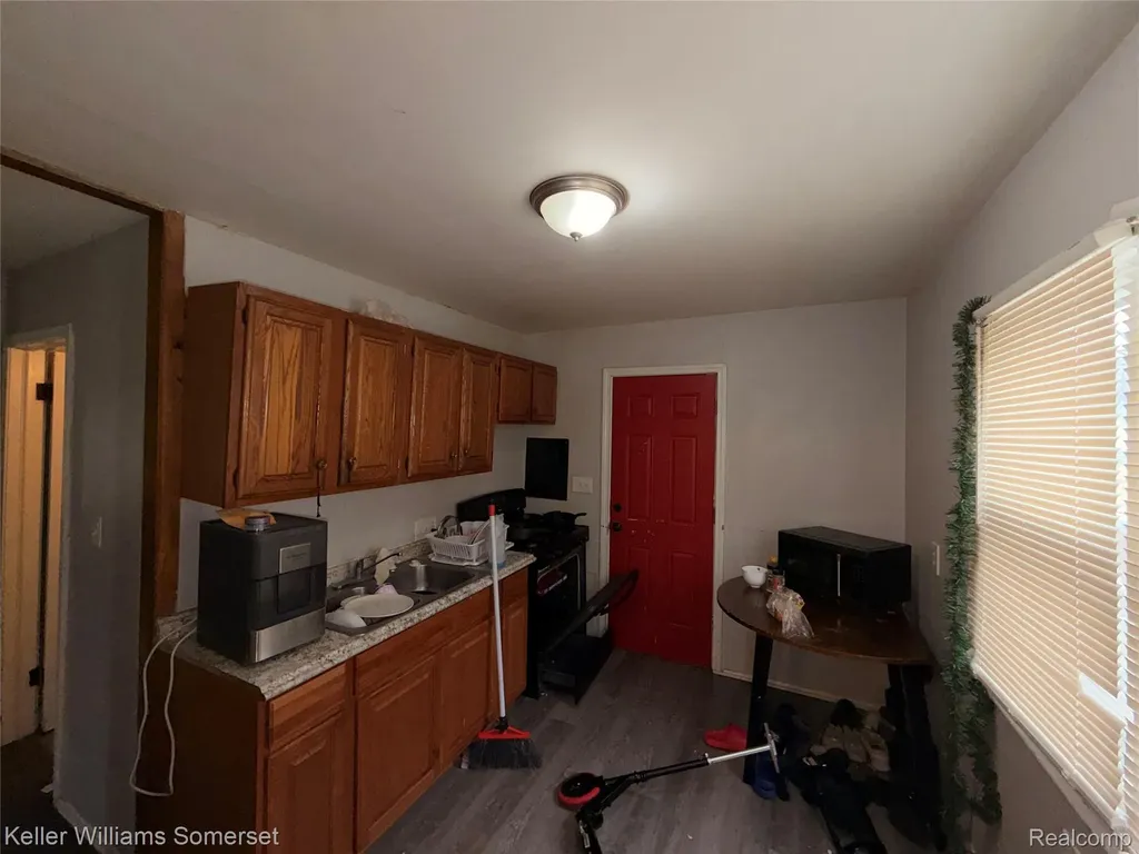 13069 Sarsfield Avenue Warren City MI 48089