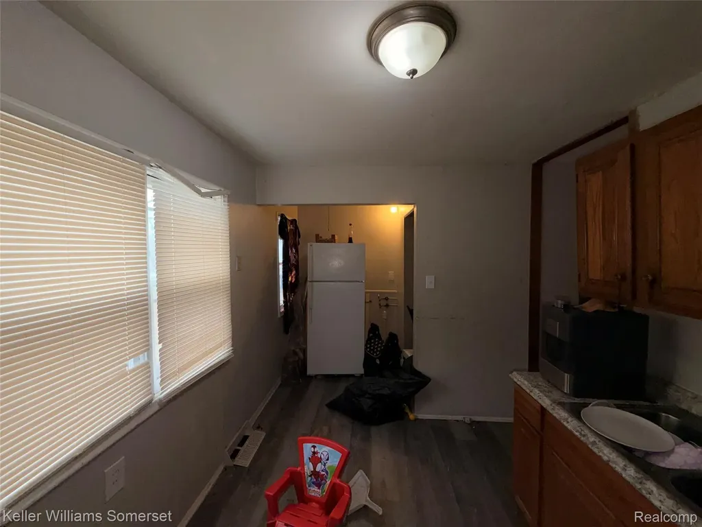 13069 Sarsfield Avenue Warren City MI 48089