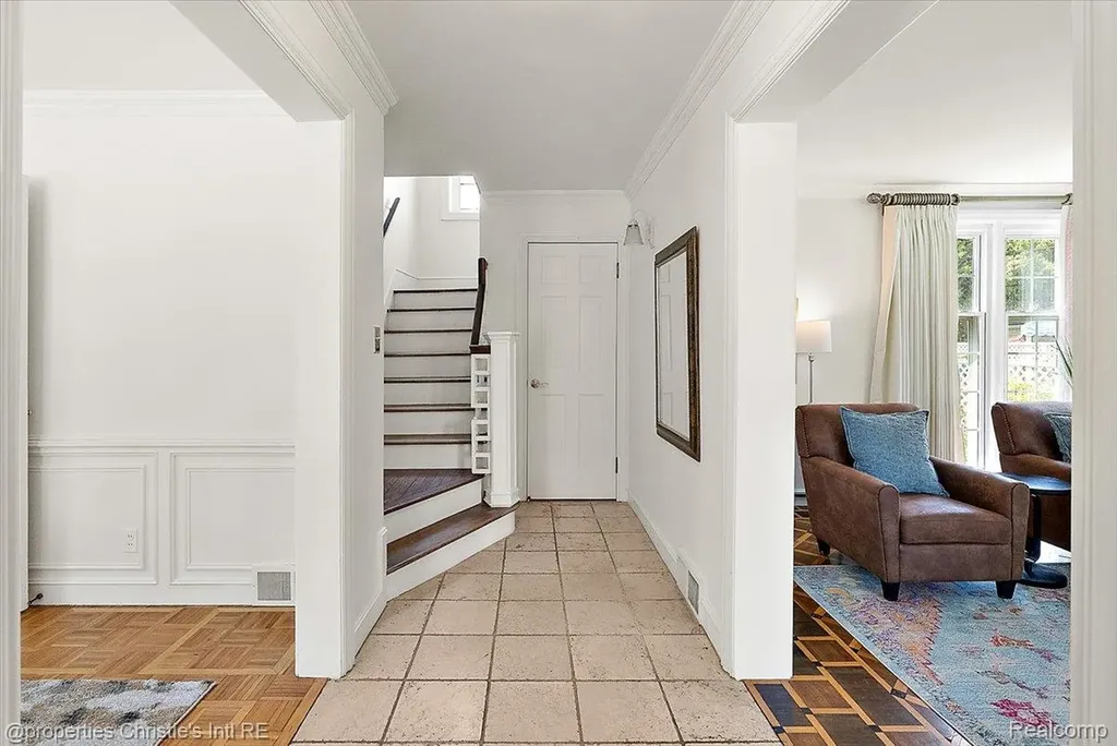 73 Meadow Lane Grosse Pointe Farms City MI 48236