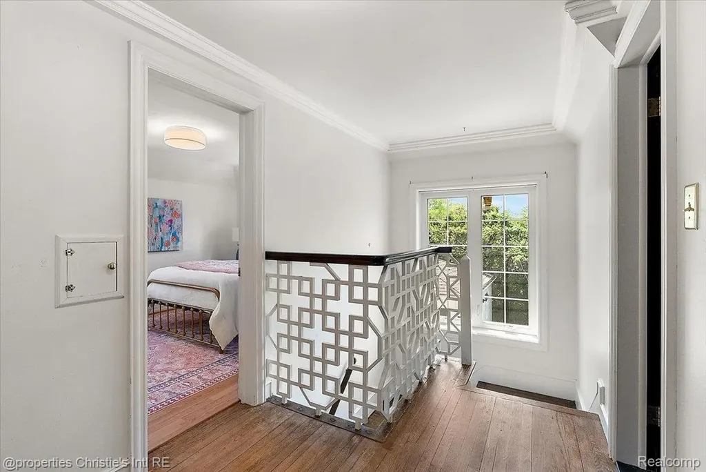 73 Meadow Lane Grosse Pointe Farms City MI 48236