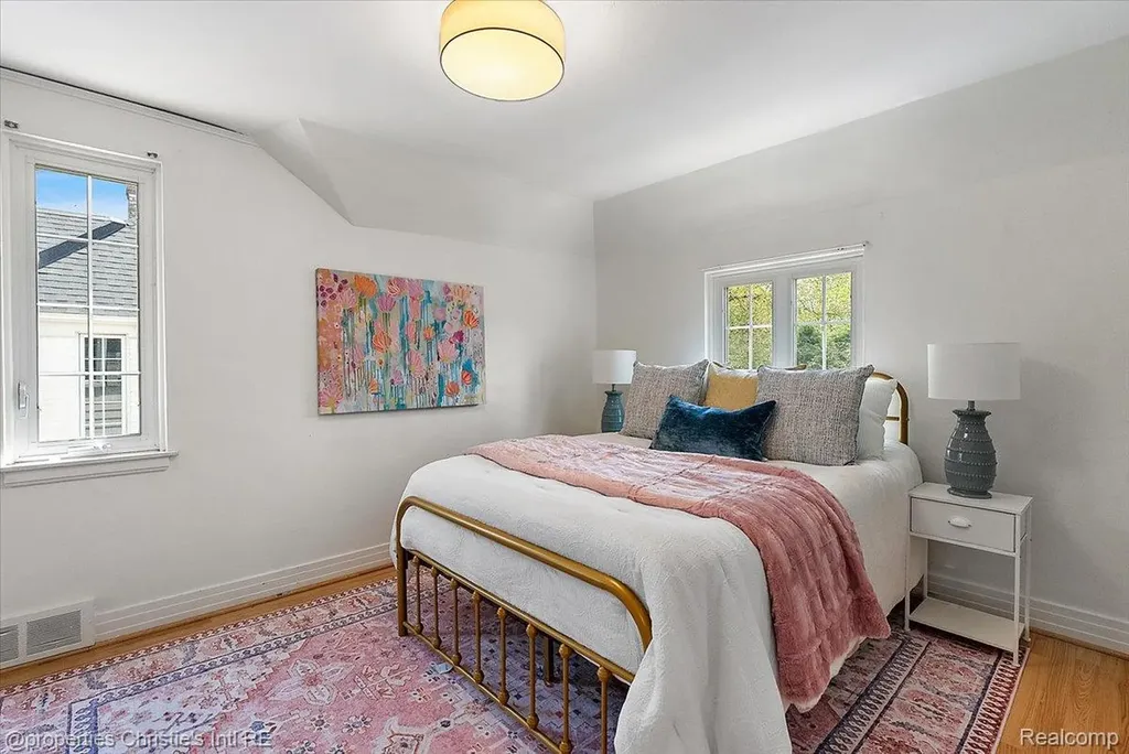 73 Meadow Lane Grosse Pointe Farms City MI 48236